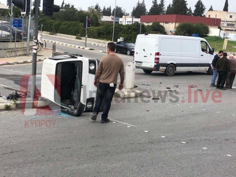 Ανετράπη όχημα μετά από τροχαίο σε λεωφόρο της Λευκωσίας (ΦΩΤΟ)