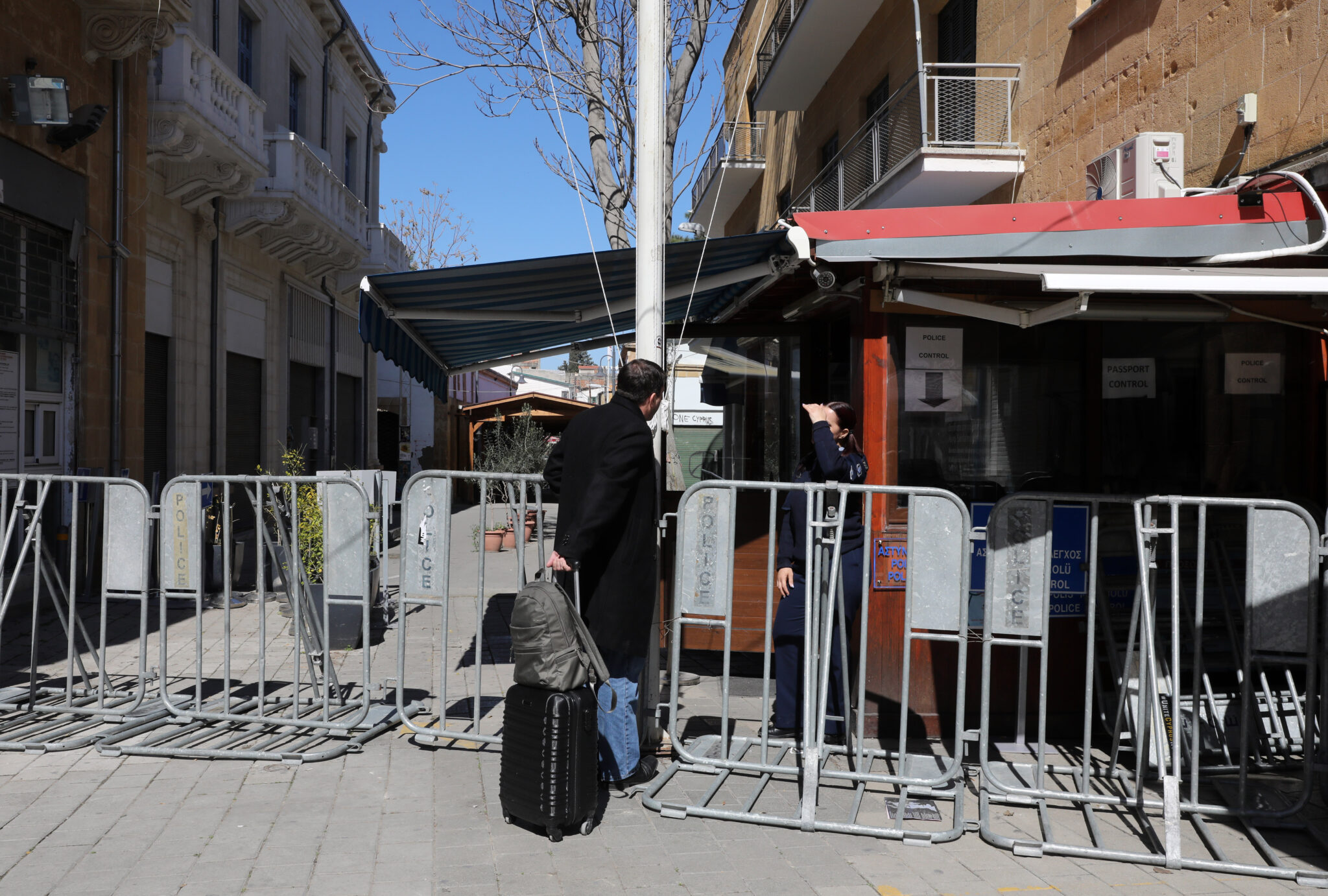 Παράταση του κλεισίματος οδοφραγμάτων λόγω κορωνοϊού μελετά η κυβέρνηση (VID)