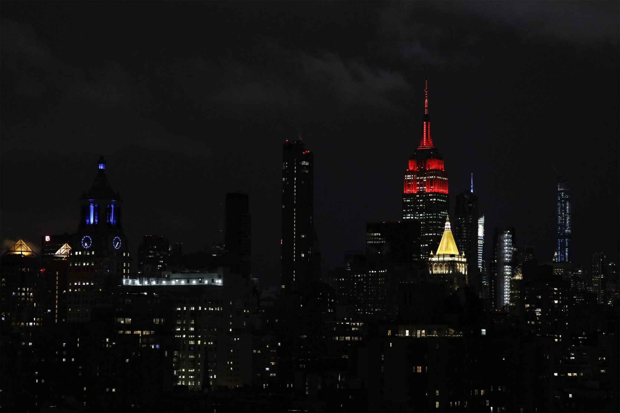 Το Empire State ως "σειρήνα ασθενοφόρου" τιμά τους επαγγελματίες υγείας (ΒΙΝΤΕΟ)