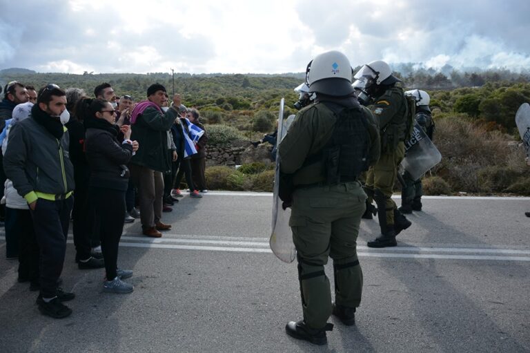 Ένταση και επεισόδια μεταξύ ΜΑΤ και κατοίκων στη Μαλακάσα