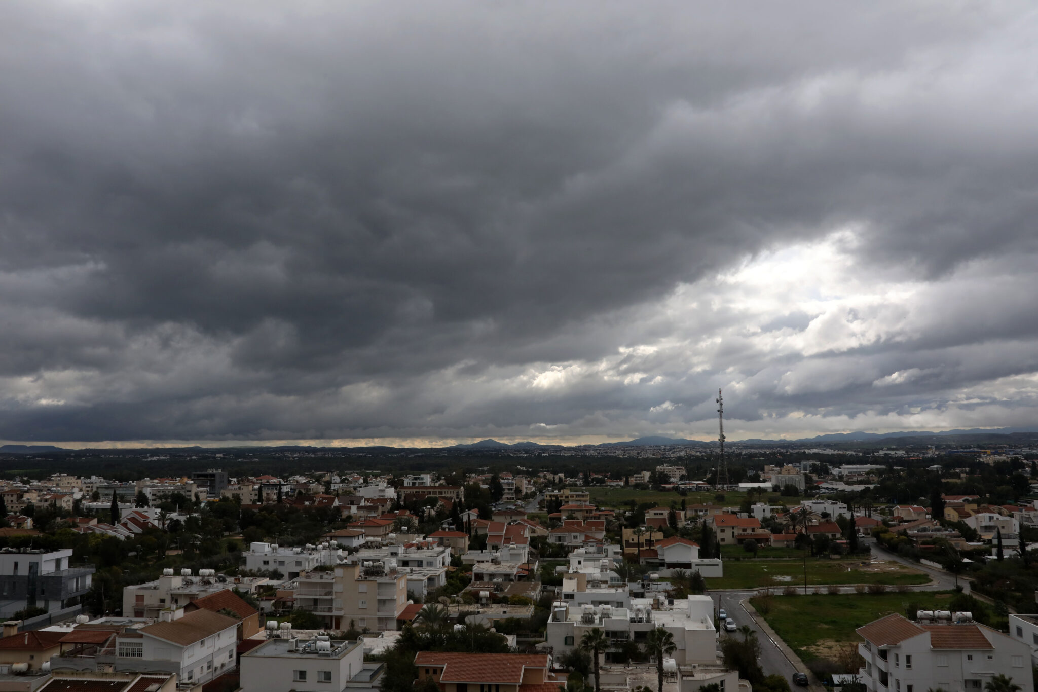 Κίτρινη προειδοποίηση από τη Μετεωρολογική για καταιγίδες και χαλάζι