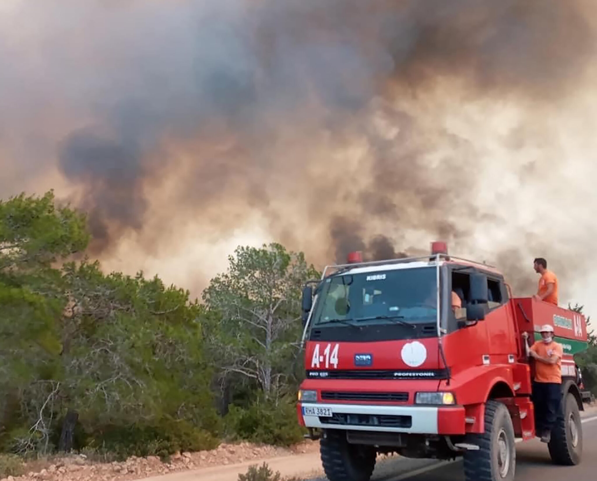 Μικρές εστίες φωτιάς καίουν ακόμη τον κατεχόμενο Κορμακίτη (ΦΩΤΟ)