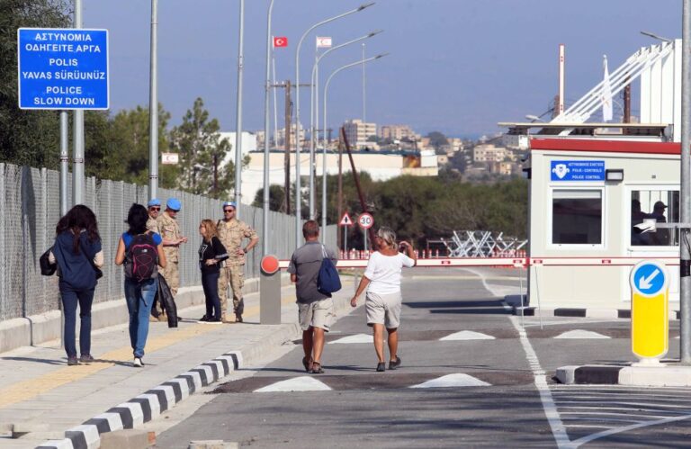 Τηλεδιάσκεψη επιδημιολόγων τη Δευτέρα για το άνοιγμα των οδοφραγμάτων