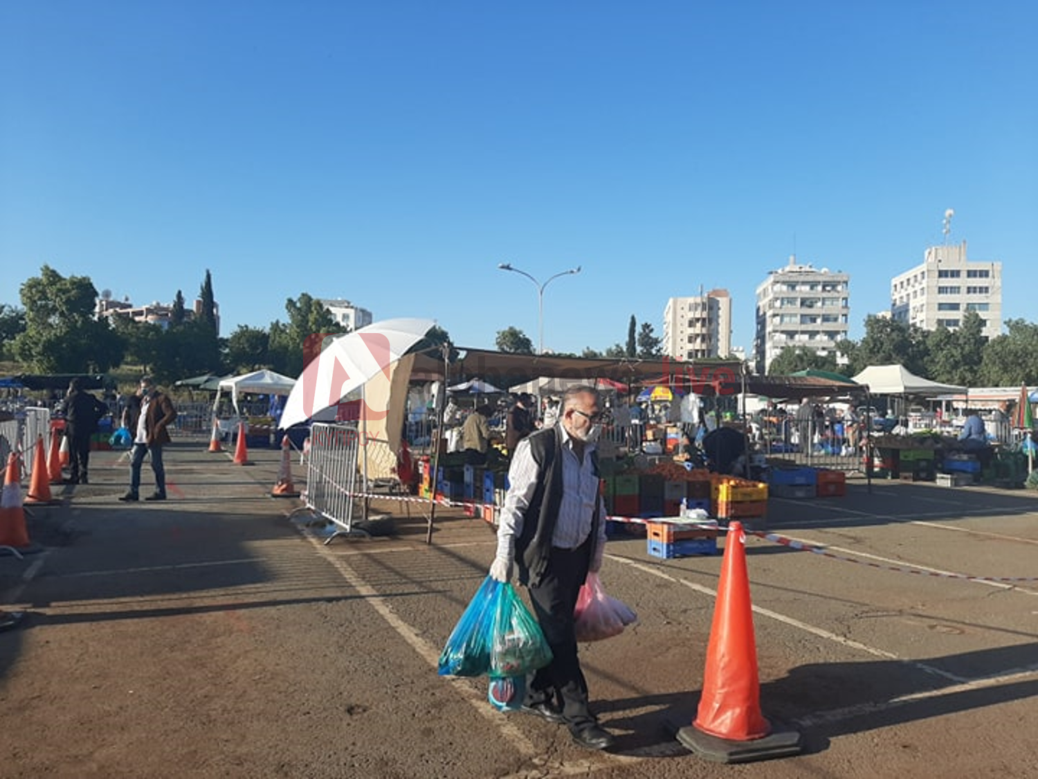 Ο κάθε φθαρτέμπορας στον πάγκο του και με αυστηρές αποστάσεις και μέτρα (ΒΙΝΤΕΟ)