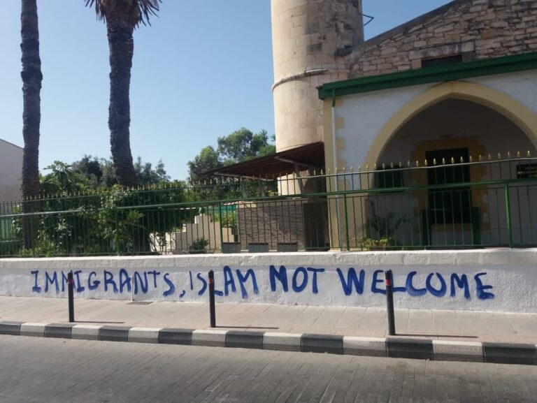 Έριξαν μολότοφ και έγραψαν συνθήματα σε τζαμί στη Λεμεσό (ΦΩΤΟ)