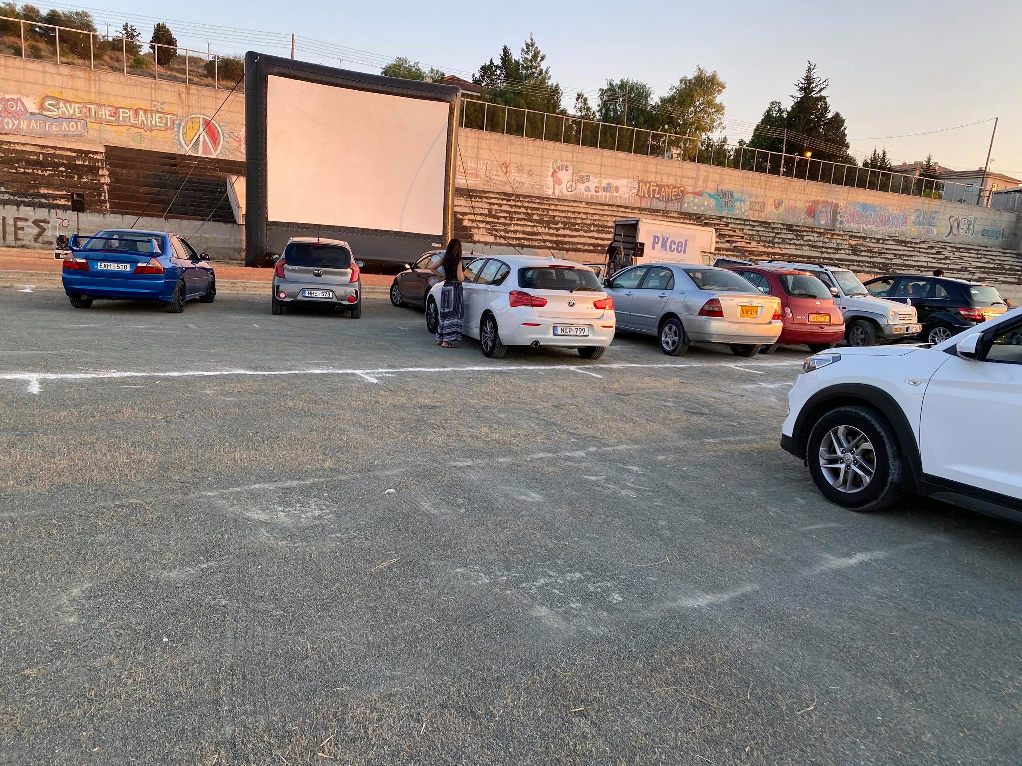 Drive-in σινεμά στο λύκειο Ιδαλίου (ΒΙΝΤΕΟ)