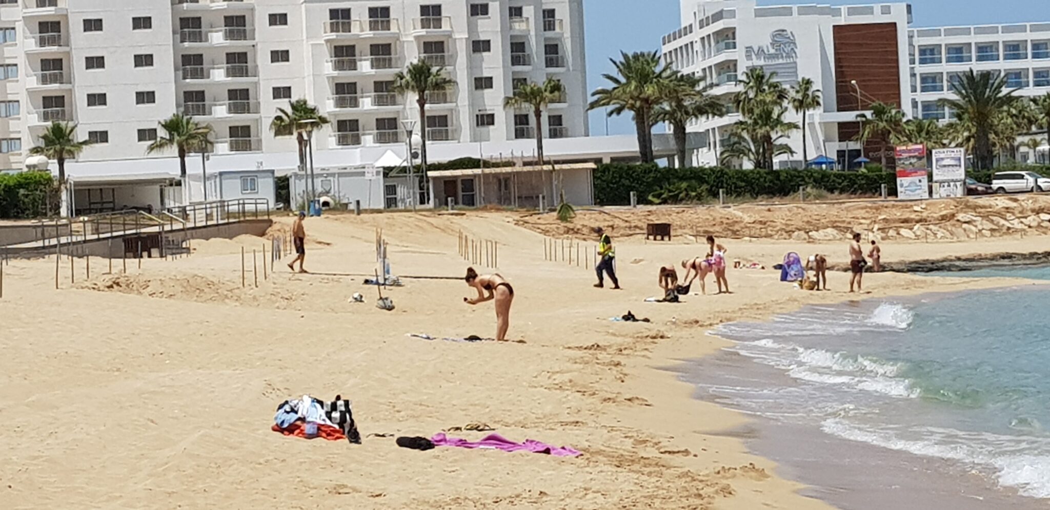 Κίνδυνος μόλυνσης από τον ιό στις παραλίες: Δεν δείχνουν υπευθυνότητα οι Δήμοι