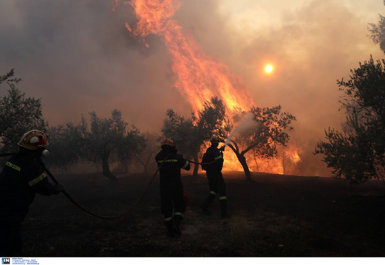 Δύσκολη νύχτα στην Κορινθία: Διάσπαρτες εστίες και αναζωπυρώσεις (ΒΙΝΤΕΟ&ΦΩΤΟ)