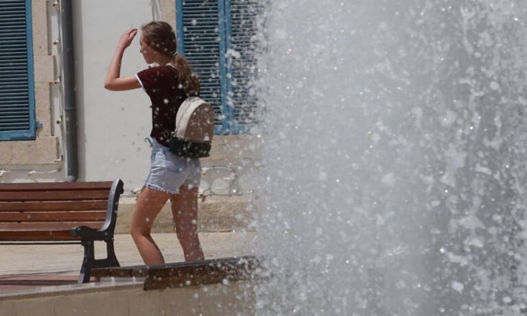 "Κόλλησε" στους 40 βαθμούς ο υδράργυρος (ΒΙΝΤΕΟ)