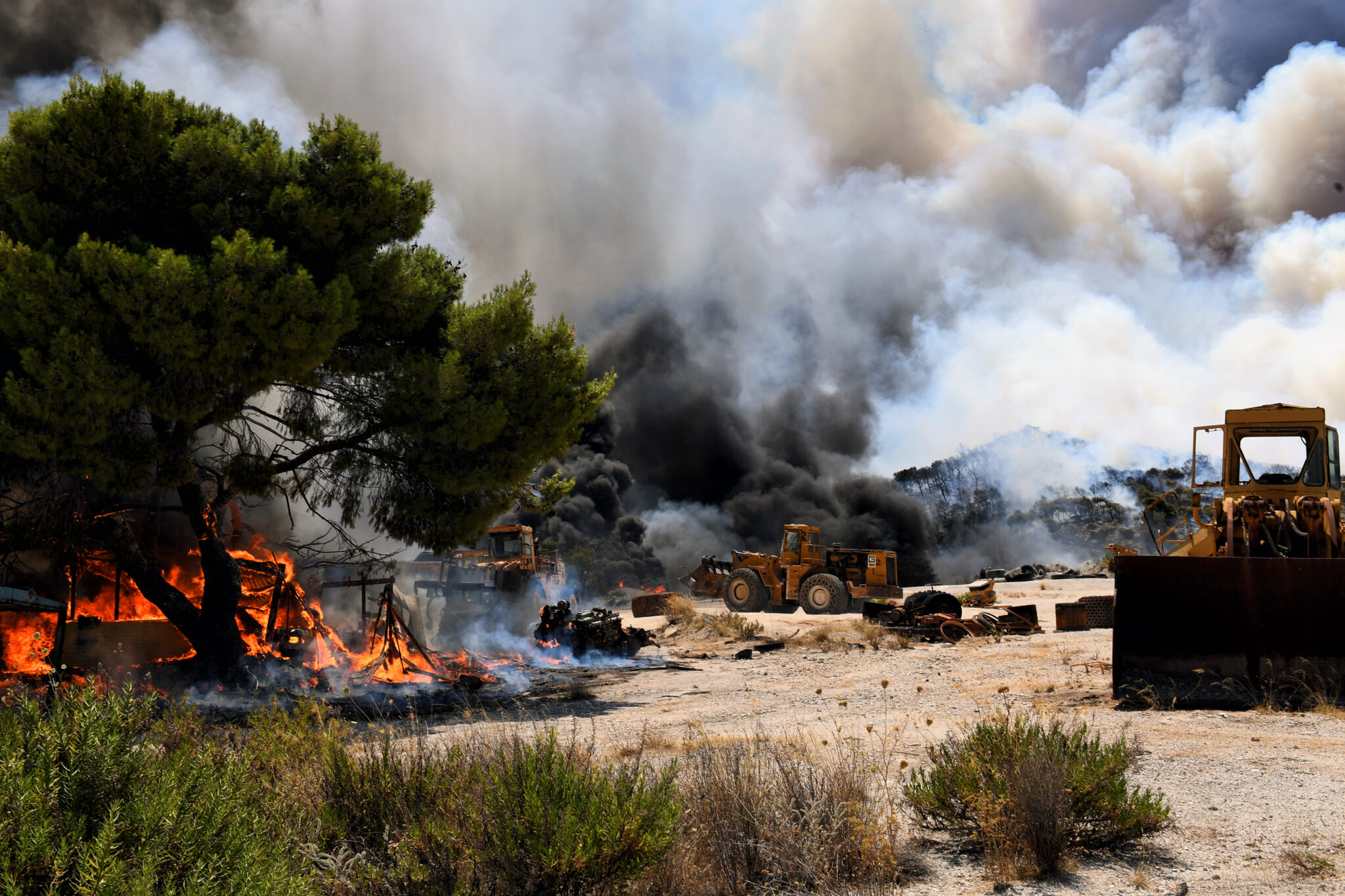 Εκκενώθηκαν έξι οικισμοί λόγω της πύρινης λαίλαπας στις Κεχριές (ΦΩΤΟ)