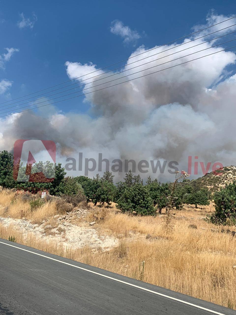 Εκκενώνεται το χωριό Πραστειό λόγω της μεγάλης φωτιάς στην επαρχία Λεμεσού (VID)