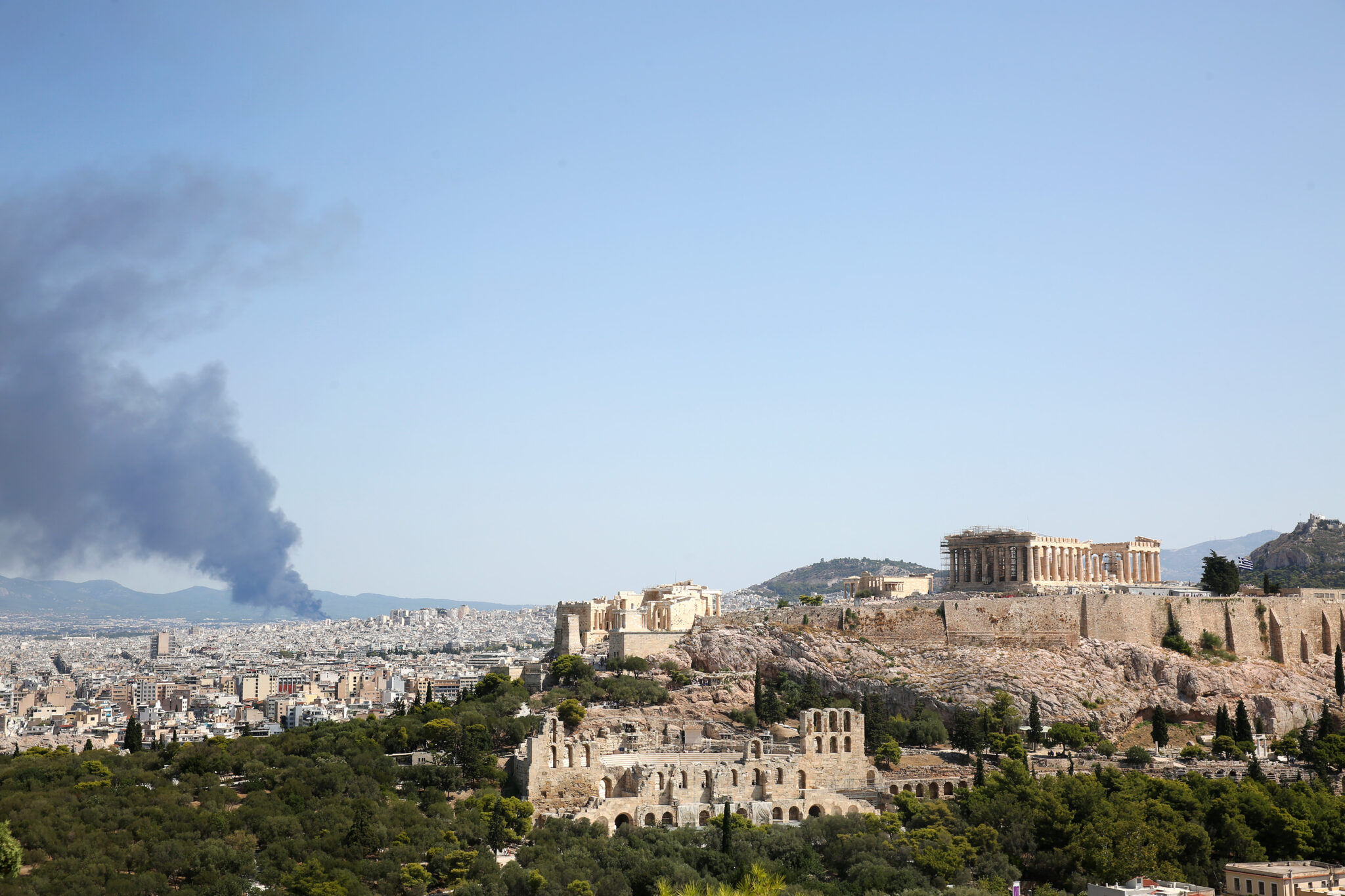 Πυκνοί καπνοί έχουν καλύψει τον ουρανό της Αθήνας (ΒΙΝΤΕΟ&ΦΩΤΟ)