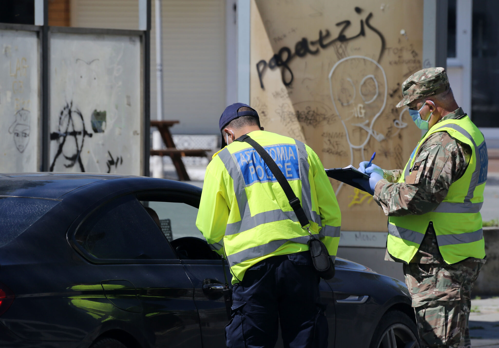 Έλεγχος σε μοτοσικλετιστή από την ΥΚΑΝ: Τον "τσάκωσαν" με σακουλάκια κάνναβης