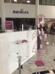 AstroBank: Τέσσερις μεταλλικές ροζ φιγούρες θα ταξιδέψουν σε ολόκληρη την Κύπρο