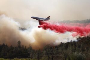 Τρεις νεκροί από τη φονική πυρκαγιά που μαίνεται στη Καλιφόρνια