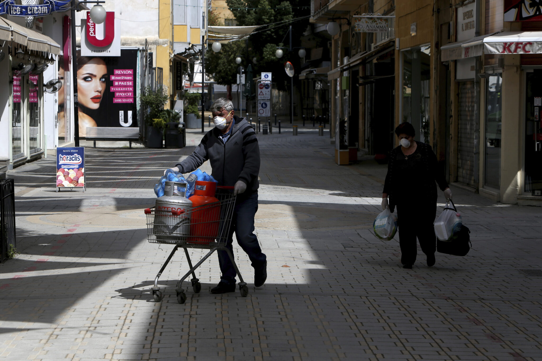 Από τα 202 στα 43 κρούσματα αλλά με λιγότερα τεστ, κρίσιμες οι επόμενες μέρες