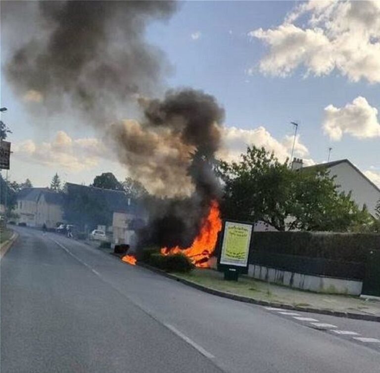 Σε φράκτη σπιτιού και σε κατοικημένη περιοχή έπεσε το αεροσκάφος στη Γαλλία(VID)