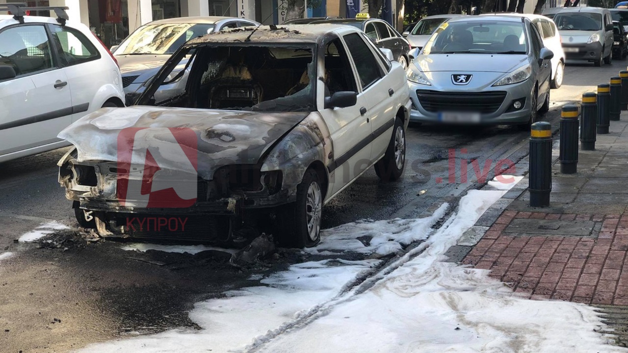 Όχημα εν κινήσει τυλίχθηκε στις φλόγες στο κέντρο της Λευκωσίας (ΦΩΤΟ)