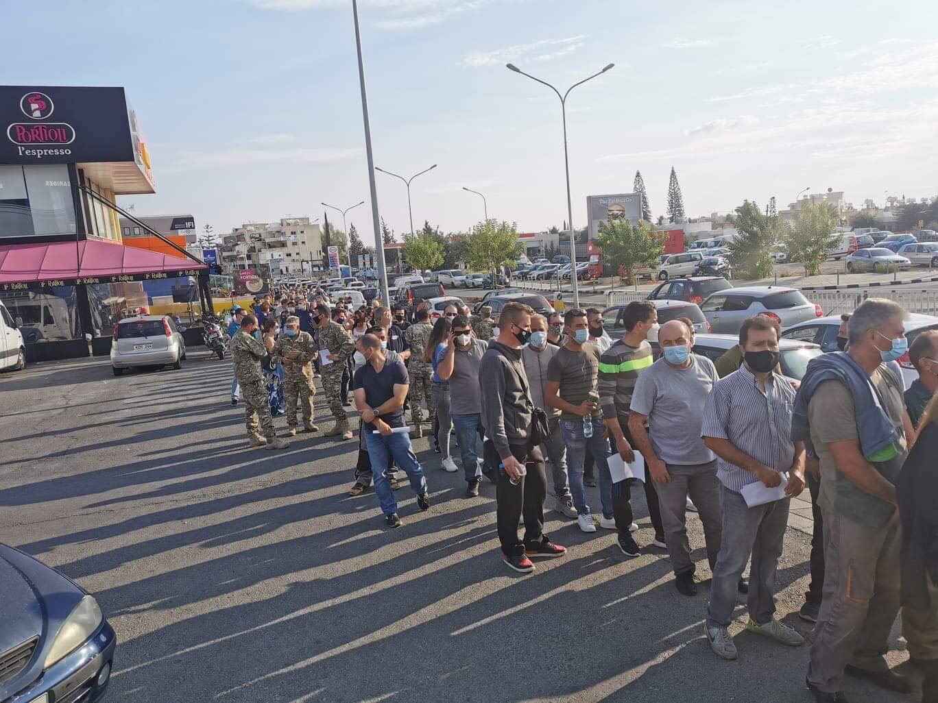 ΦΩΤΟ: "Χαμός" στη Λεμεσό για ένα τεστ κορωνοϊού από εκατοντάδες εργαζόμενους