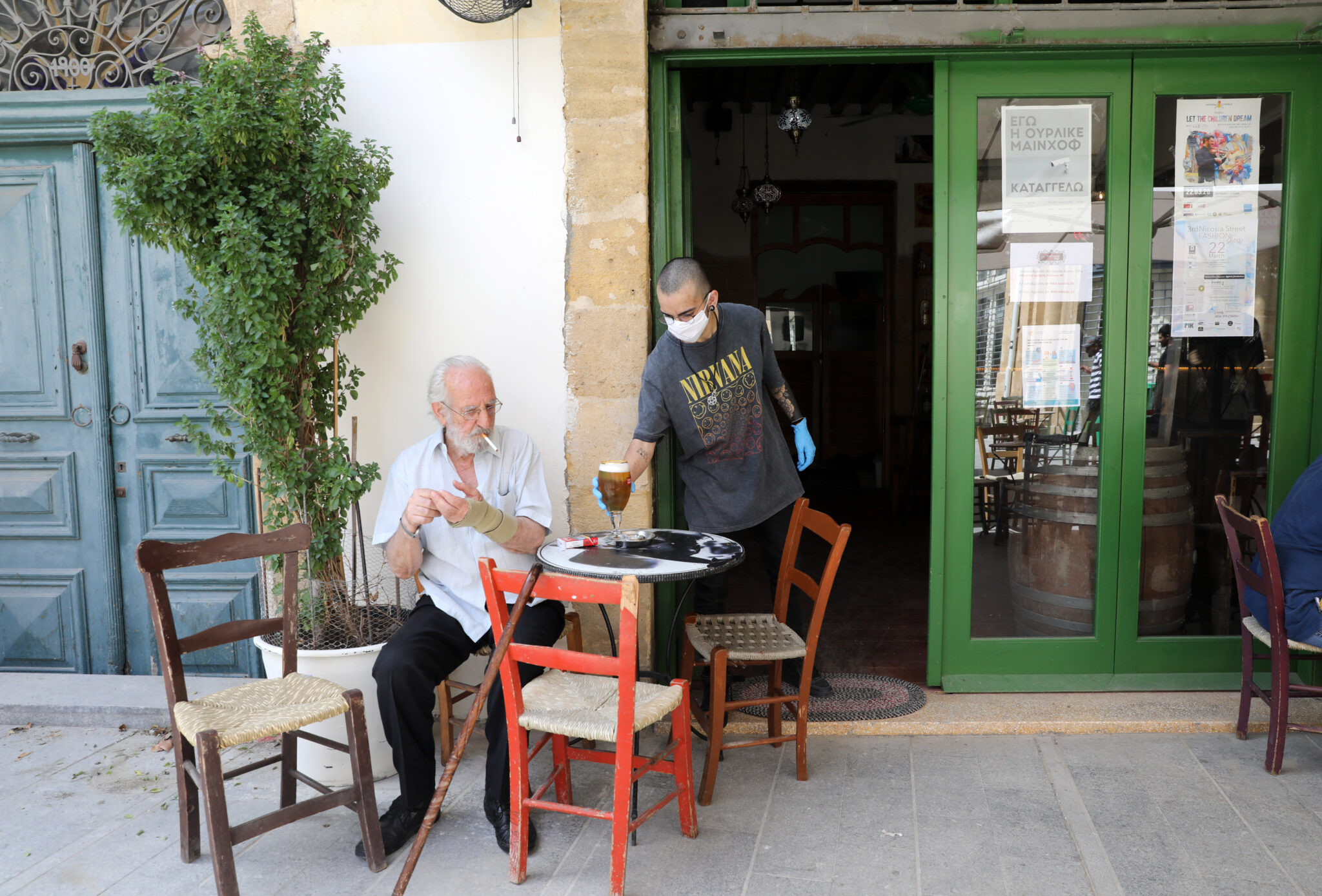 Το Υπ.Υγείας λύνει τις απορίες των πολιτών για τα γυμναστήρια και τις εκκλησίες