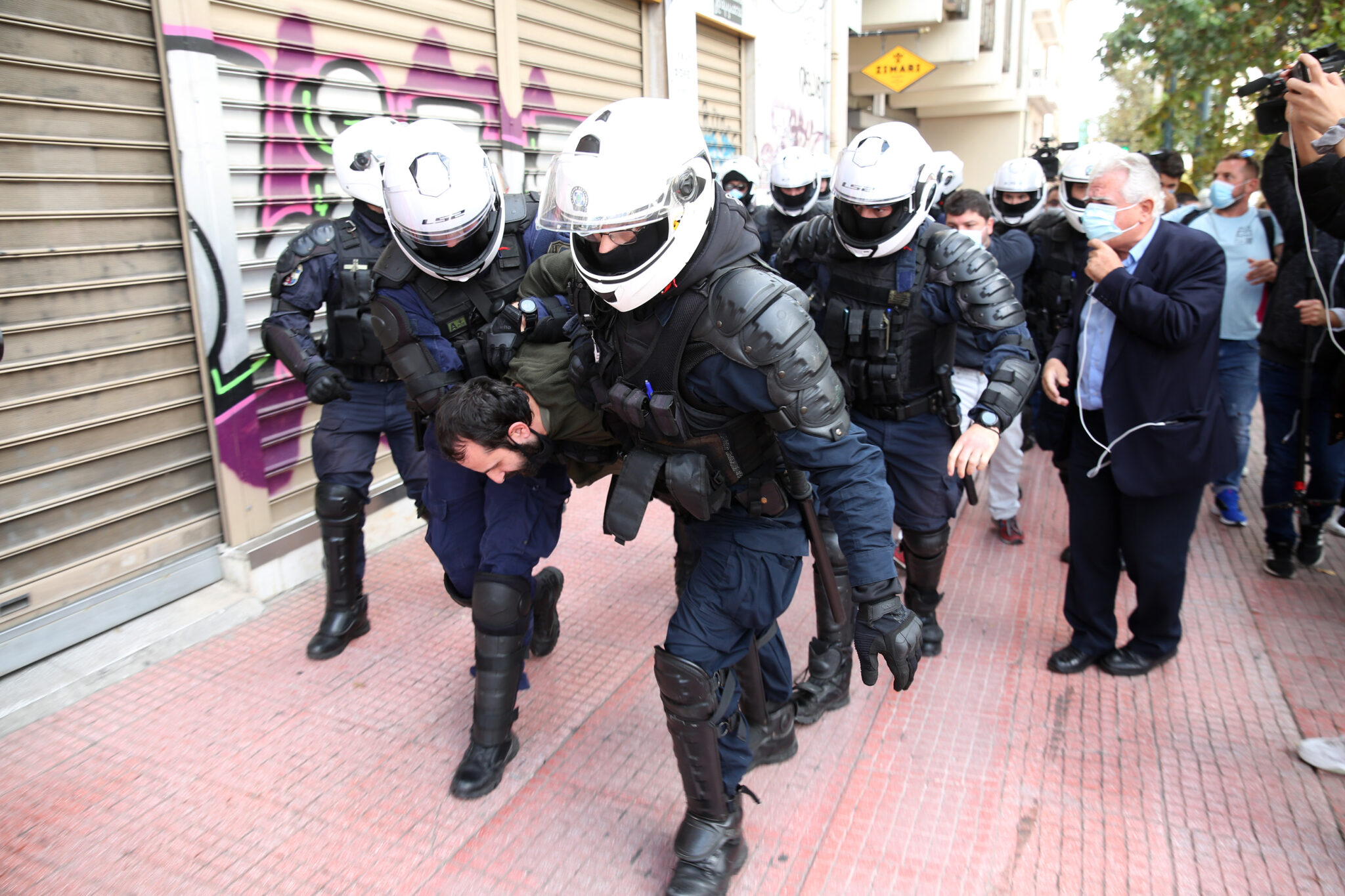 ΦΩΤΟ: Επεισόδια στο κέντρο της Αθήνας εν μέσω της απαγόρευσης διαδηλώσεων