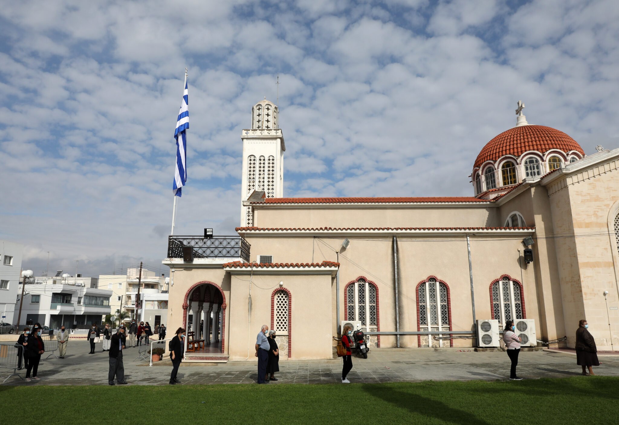 Τι άλλαξε μέσα σε τέσσερις ημέρες για να πάμε από τοπικά σε οριζόντια μέτρα