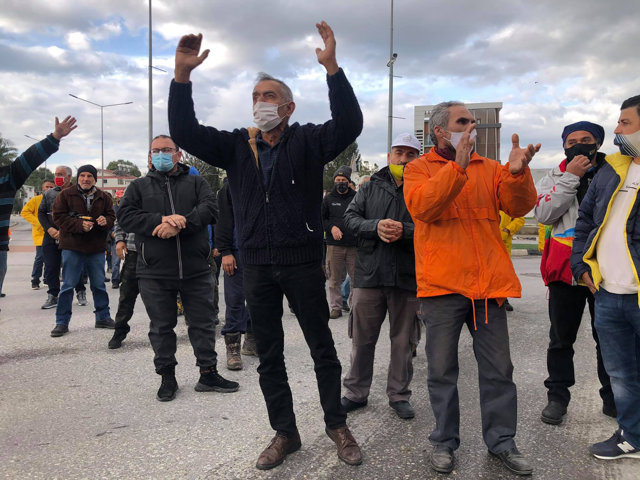 ΦΩΤΟ: Για δεύτερη ημέρα έξω από το "πρωθυπουργικό γραφείο" δέκαδες Τουρκοκύπριοι