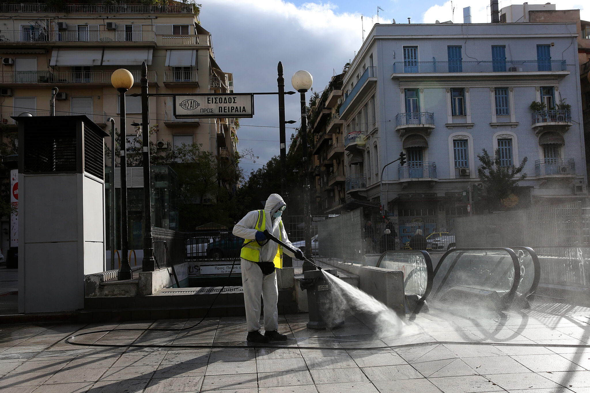 Πάνω από 2.000 κρούσματα και 111 θάνατοι ο σημερινός απολογισμός στην Ελλάδα