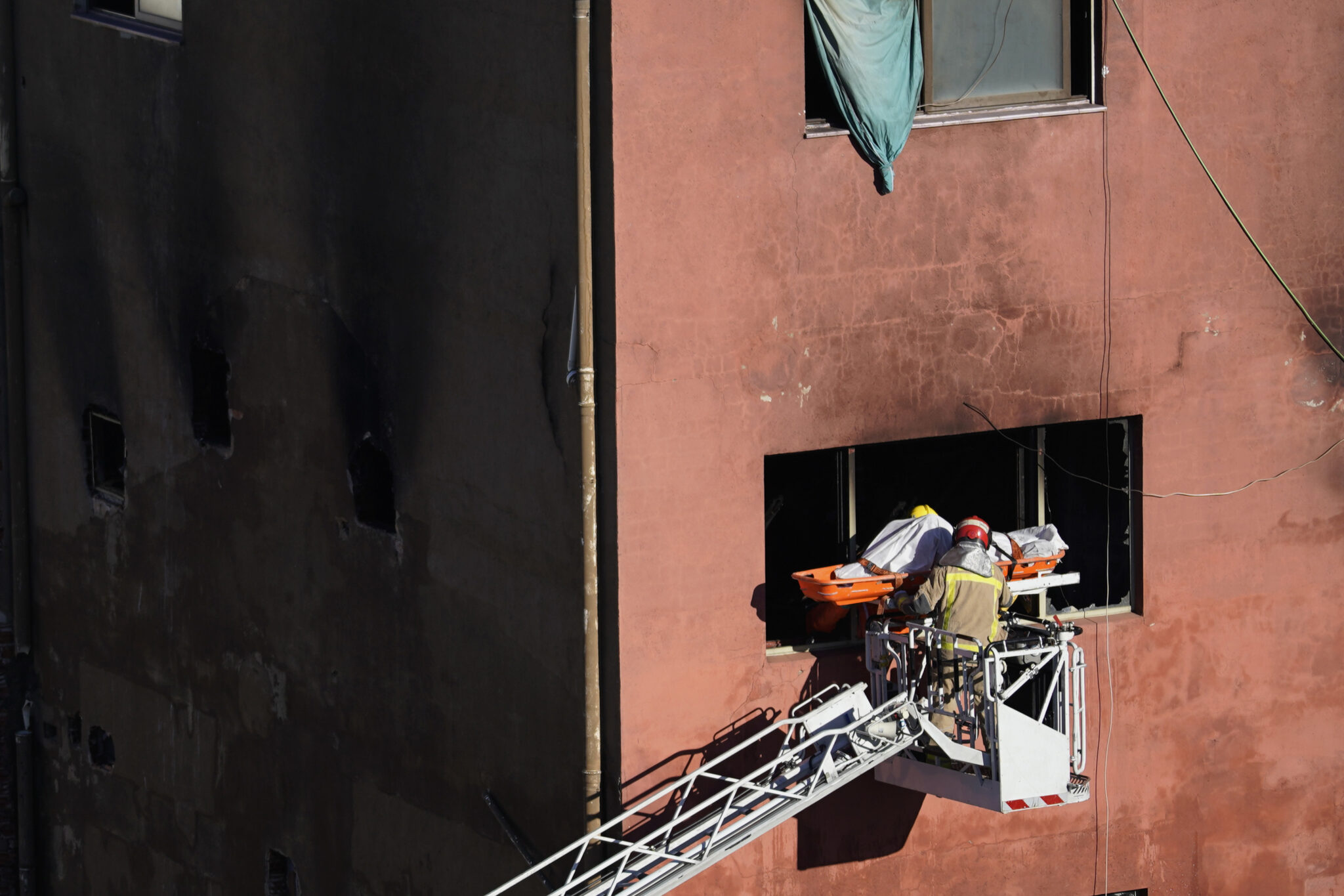 Ισπανία: Μια νεκρή και 18 τραυματίες από τη φονική πυρκαγιά σε οίκο ευγηρίας