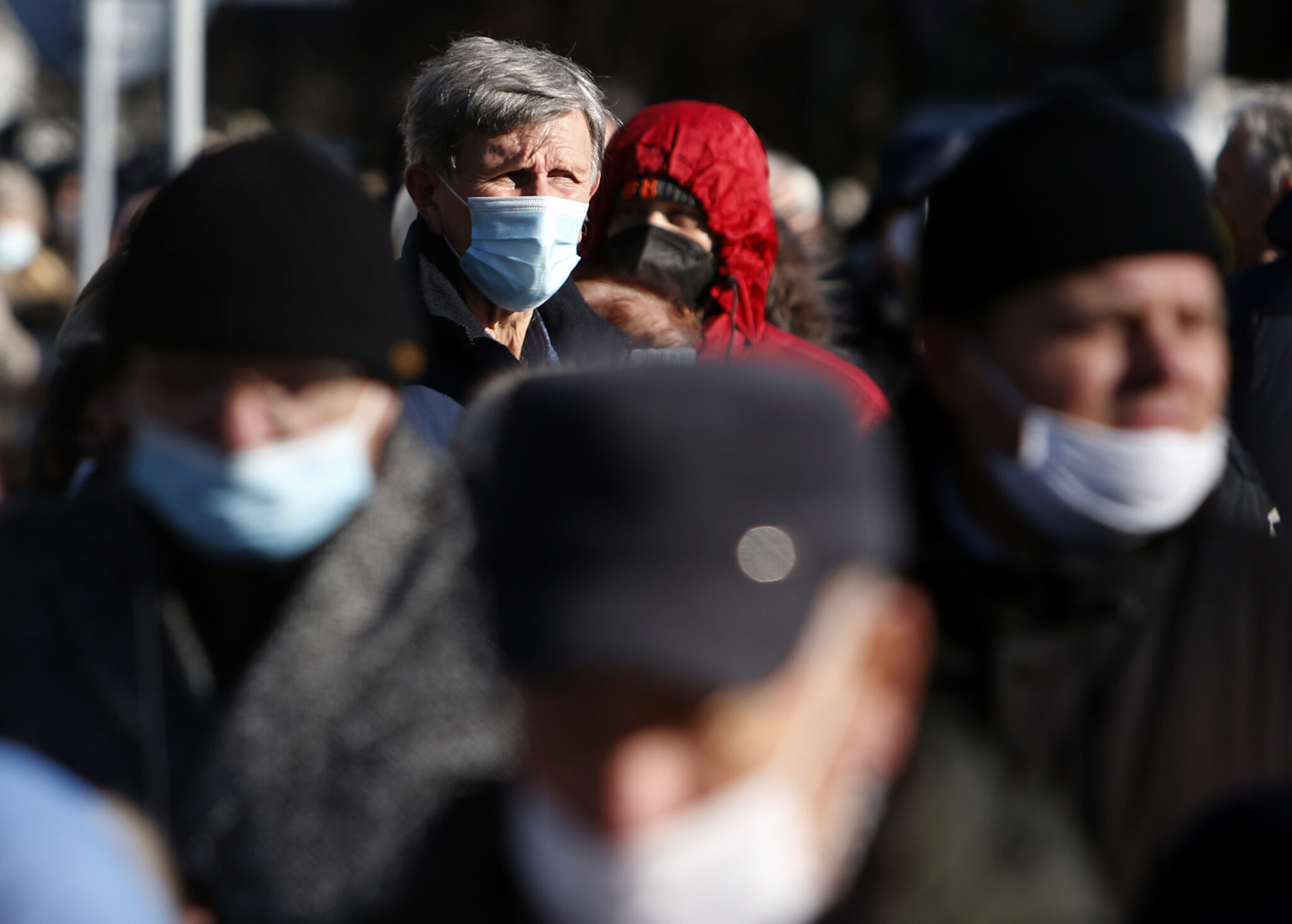 Μεταδίδουν τελικά τον ιό όσοι έχουν εμβολιαστεί;