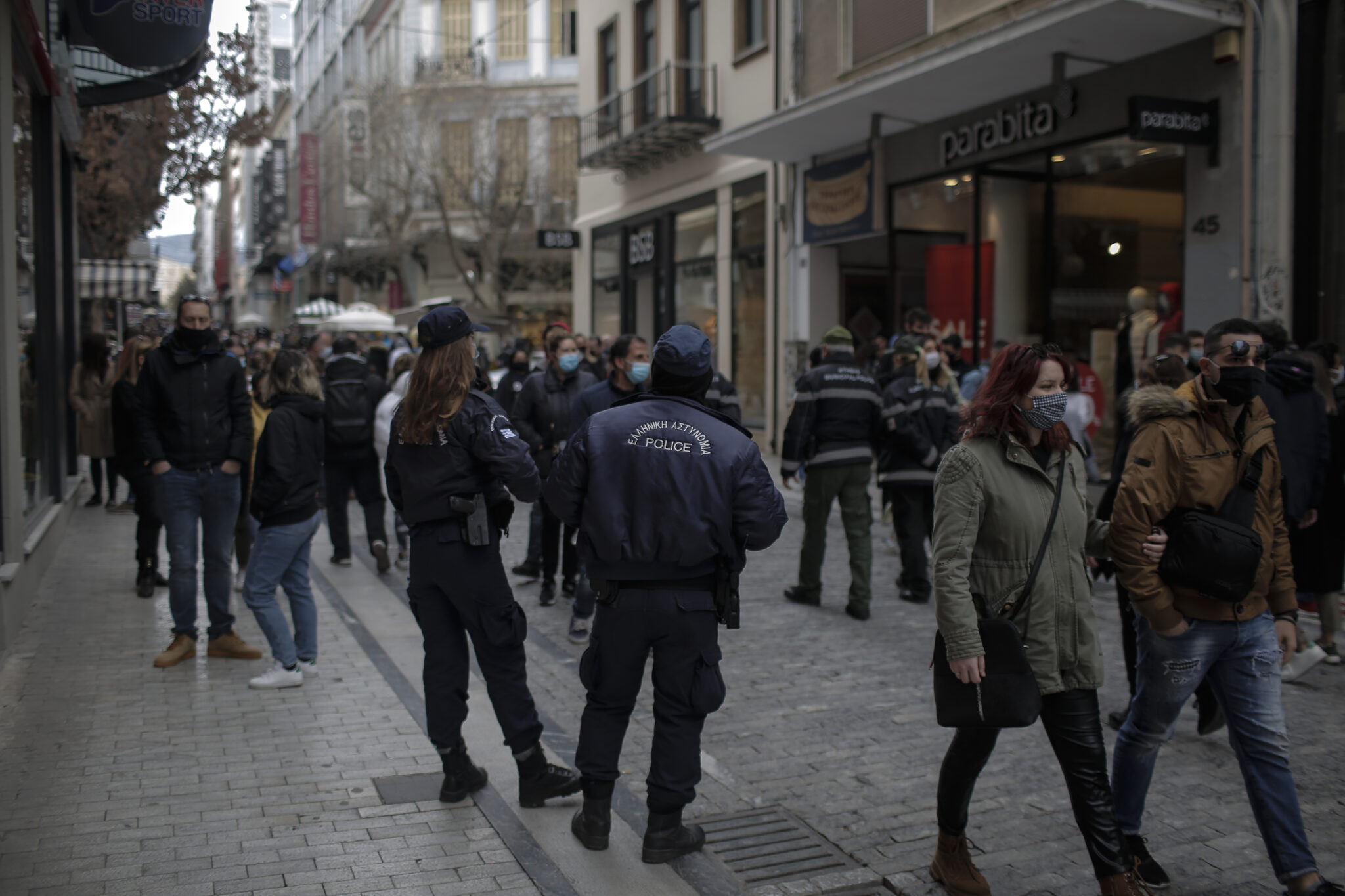 Κοσμοσυρροή και σήμερα στην οδό Ερμού (ΦΩΤΟ)