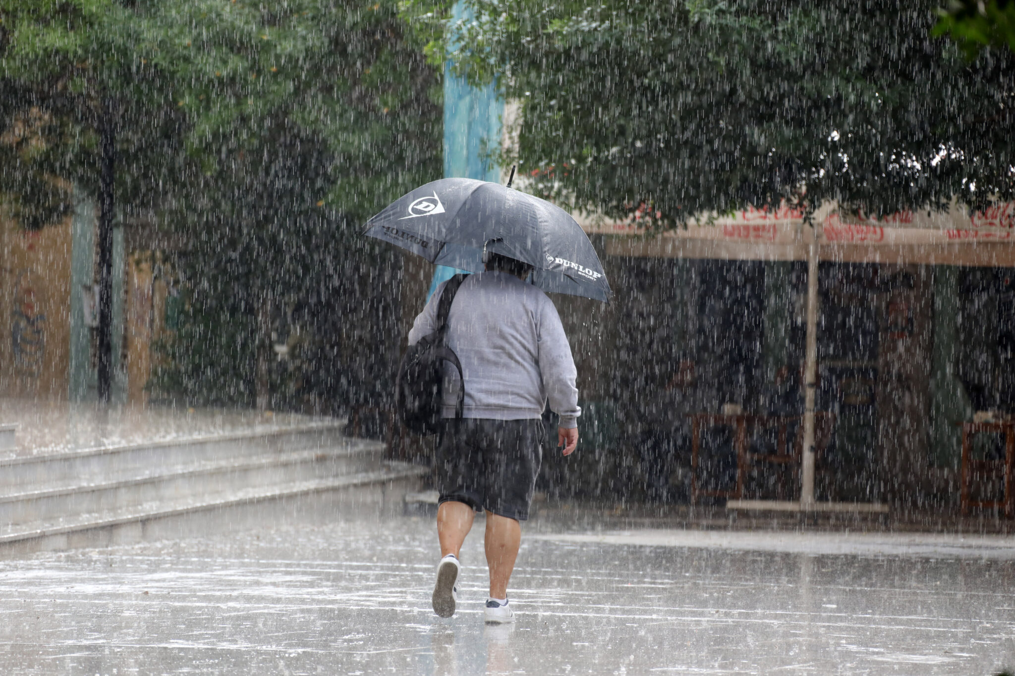 Έρχονται βροχές και βροντές, παραμένει υψηλή η θερμοκρασία