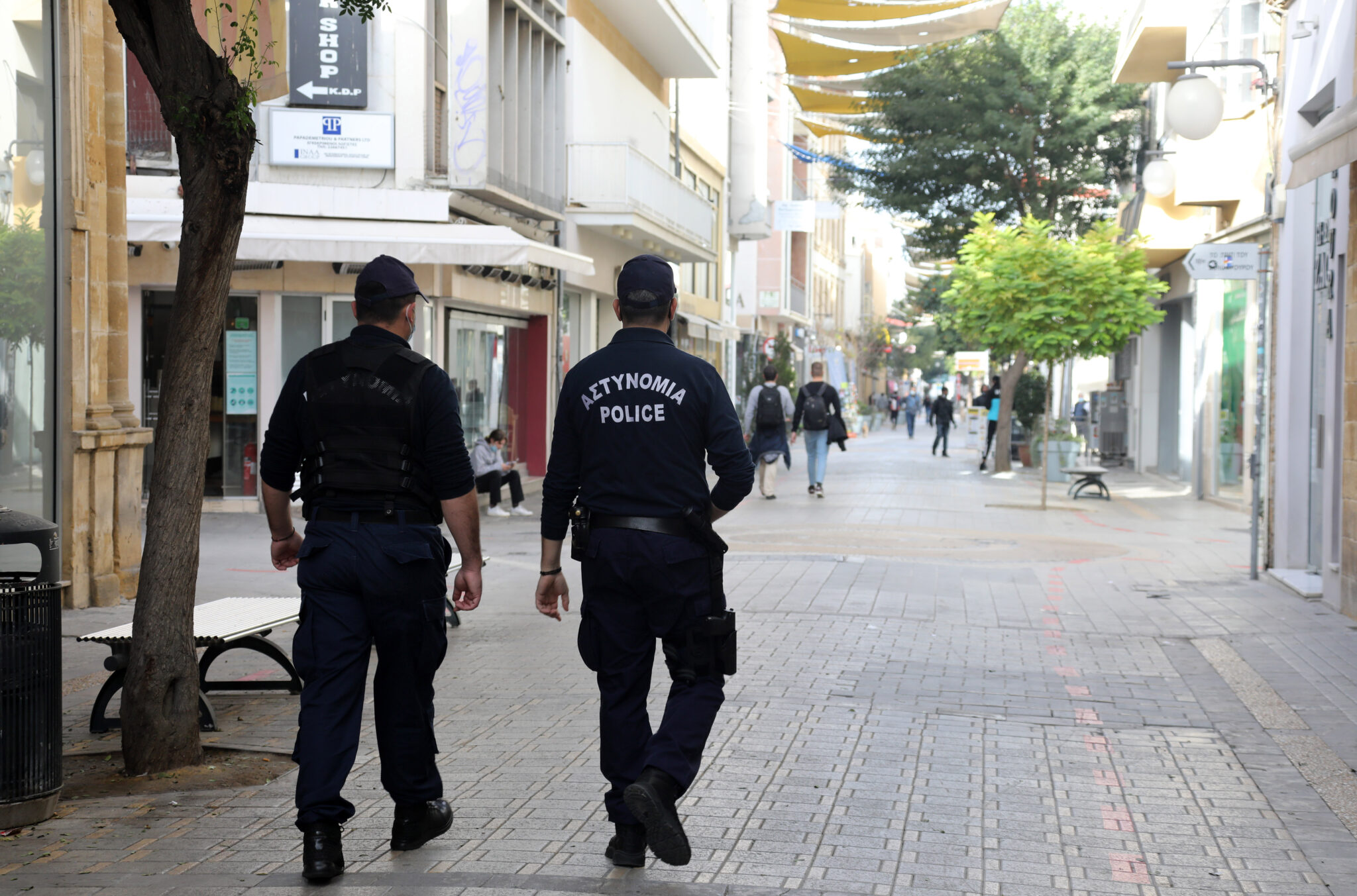 Γυναίκα αρνήθηκε να βάλει μάσκα κι άρπαξε αστυνομικό από τον λαιμό (ΒΙΝΤΕΟ)