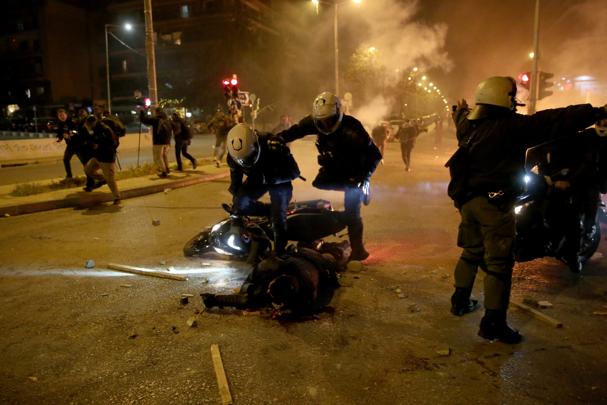 Σε διαθεσιμότητα ο αστυνομικός που χτύπησε φοιτητή με γκλοπ