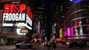 Stop Erdogan: Η πινακίδα στη Times Square που εξόργισε τους Τούρκους (ΒΙΝΤΕΟ)