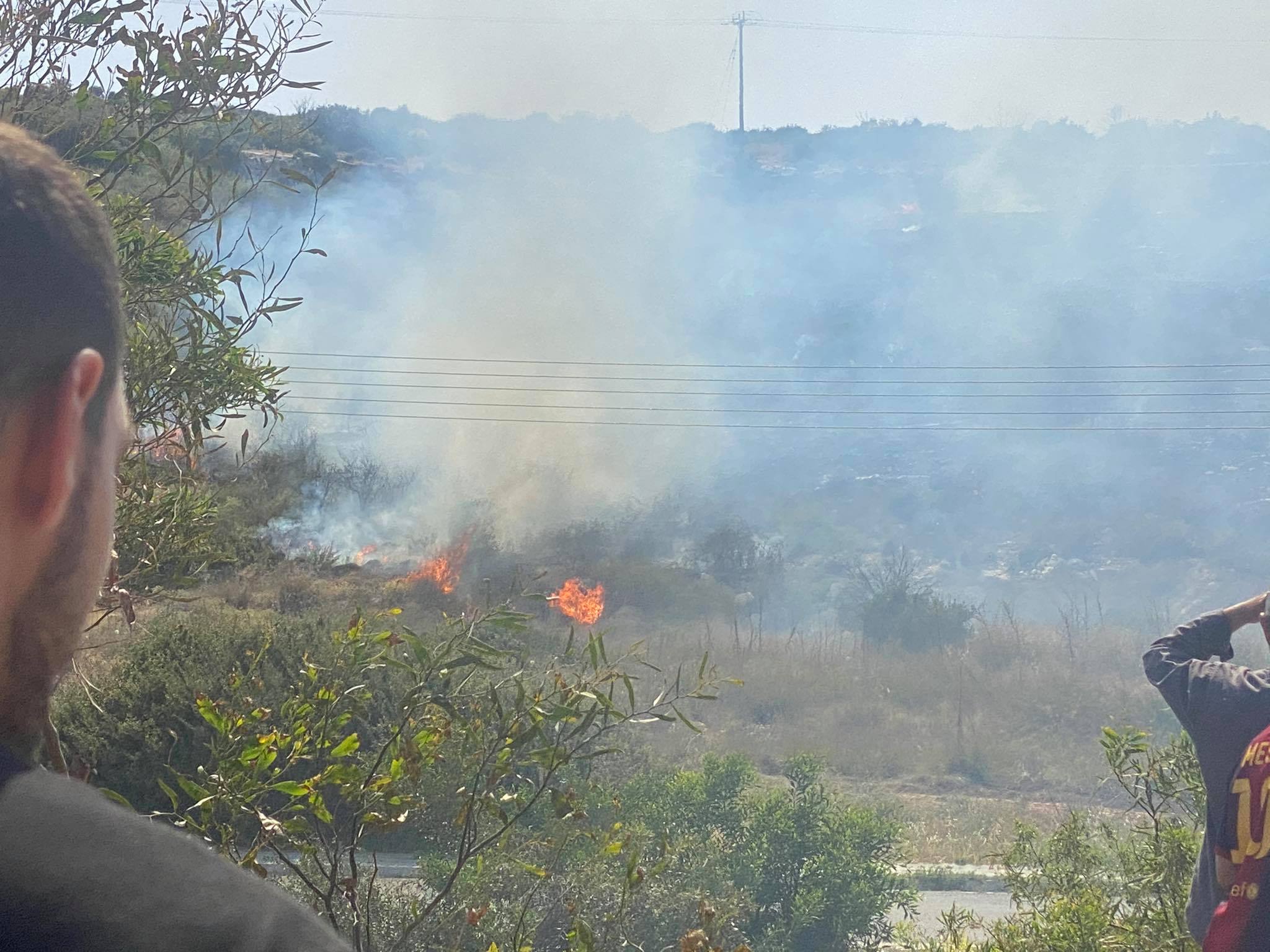 Είδαν νεαρούς να φεύγουν από την περιοχή όπου ξέσπασε η φωτια στην Επισκοπή