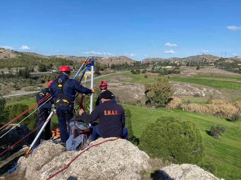 Όχημα κατέπεσε σε γκρεμό βάθους 30 μέτρων