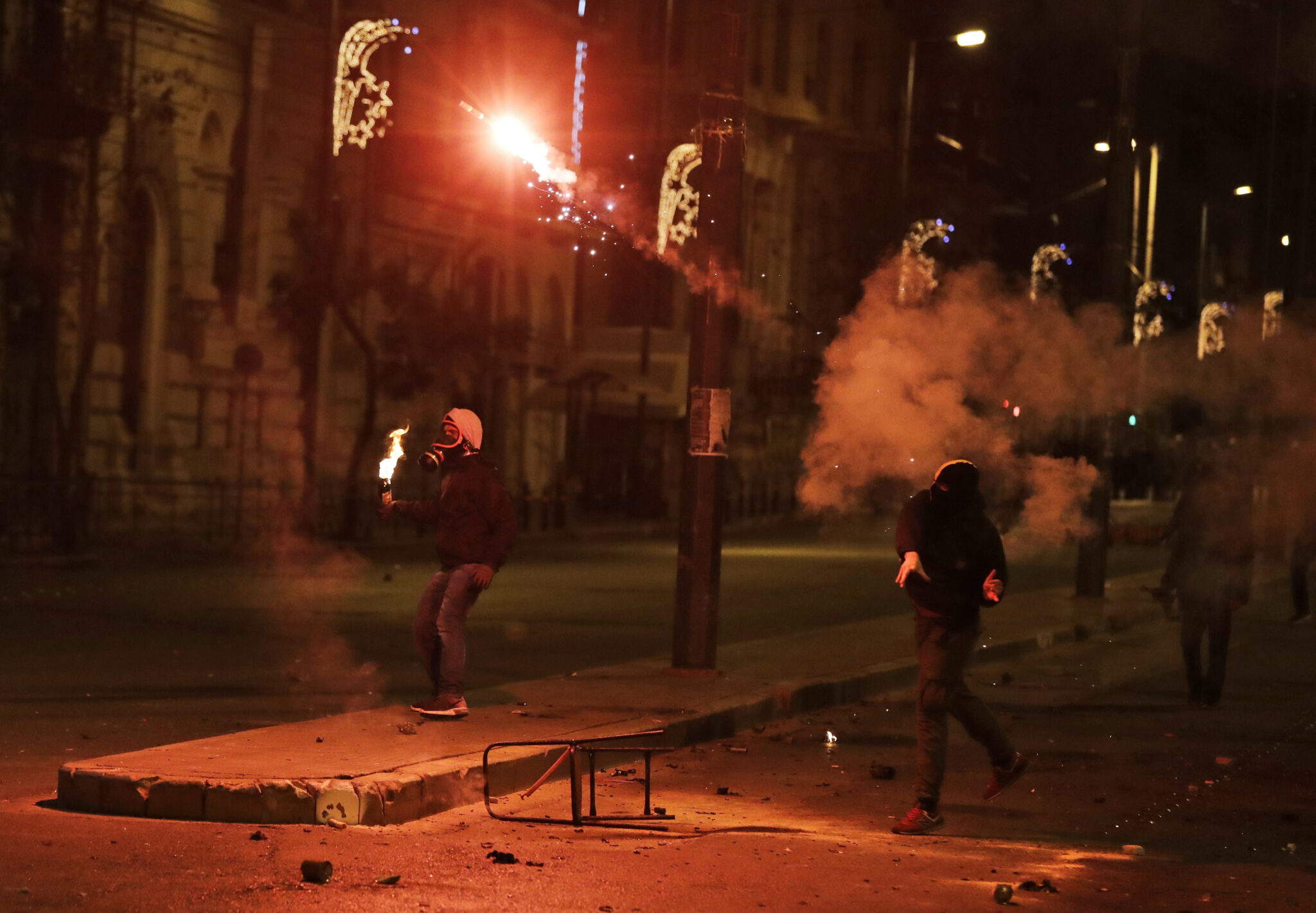 "Πόλεμος" κροτίδων και πυροτεχνημάτων ακόμα και μετά το κέρφιου