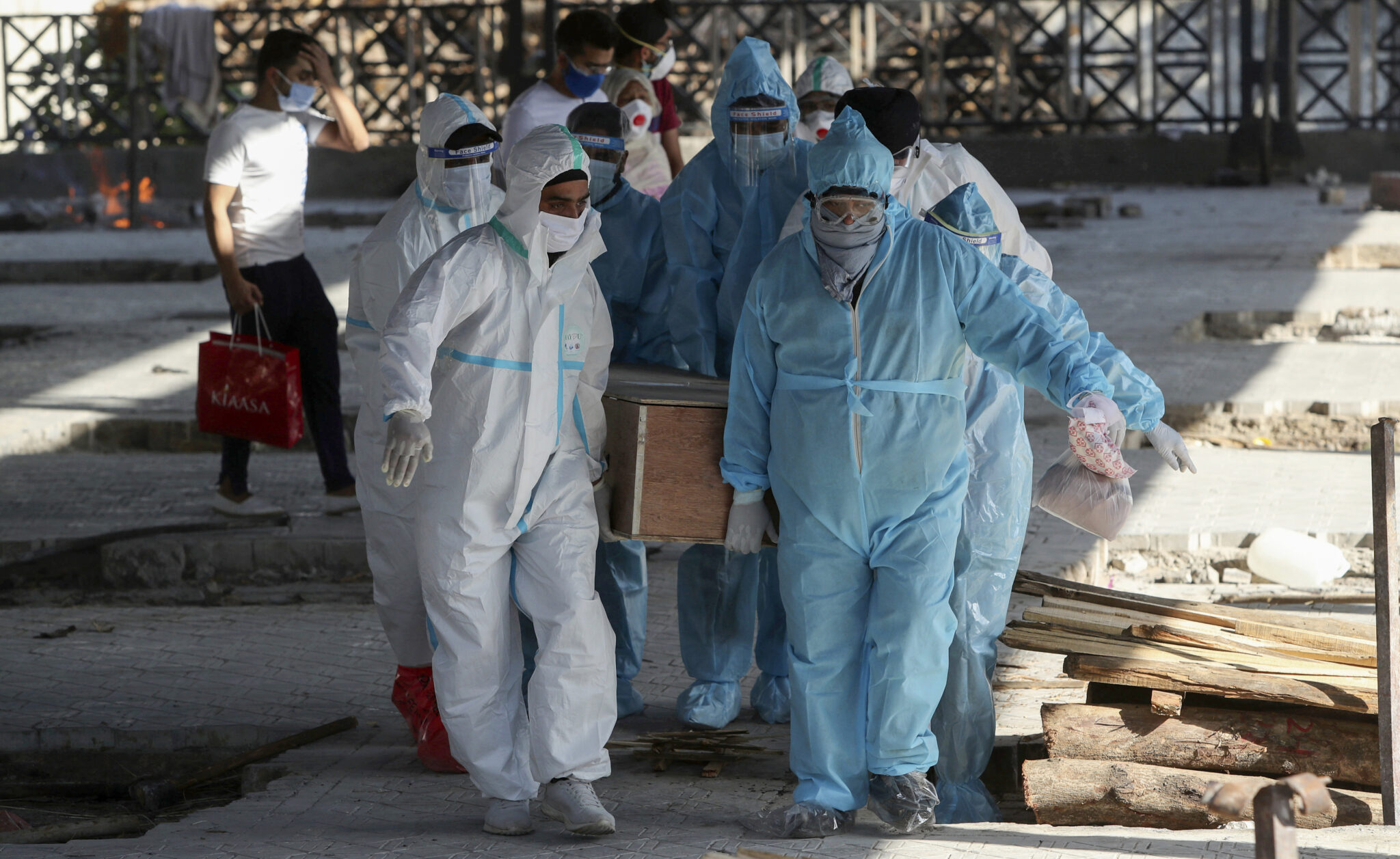 Βυθισμένη στο χάος η Ινδία: Ασθενείς πεθαίνουν στις πύλες των νοσοκομείων