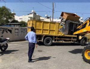 ΦΩΤΟ: Βρήκαν κρυμμένα εννιά φορτηγά ξύλα για να ανάψουν παράνομες λαμπρατζιές