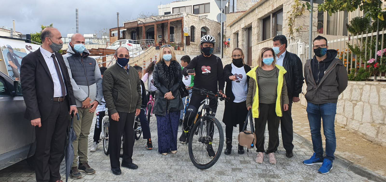 Ποδηλατεί από την Πάφο σε ολόκληρη την Κύπρο για να βοηθήσει άπορες οικογένειες