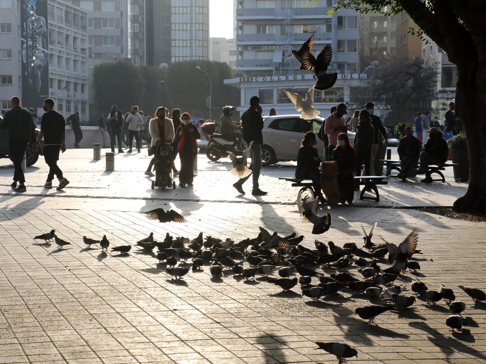 Σαρωτικό το πέρασμα του βρετανικού στελέχους, πλήττει νεαρότερες ηλικίες