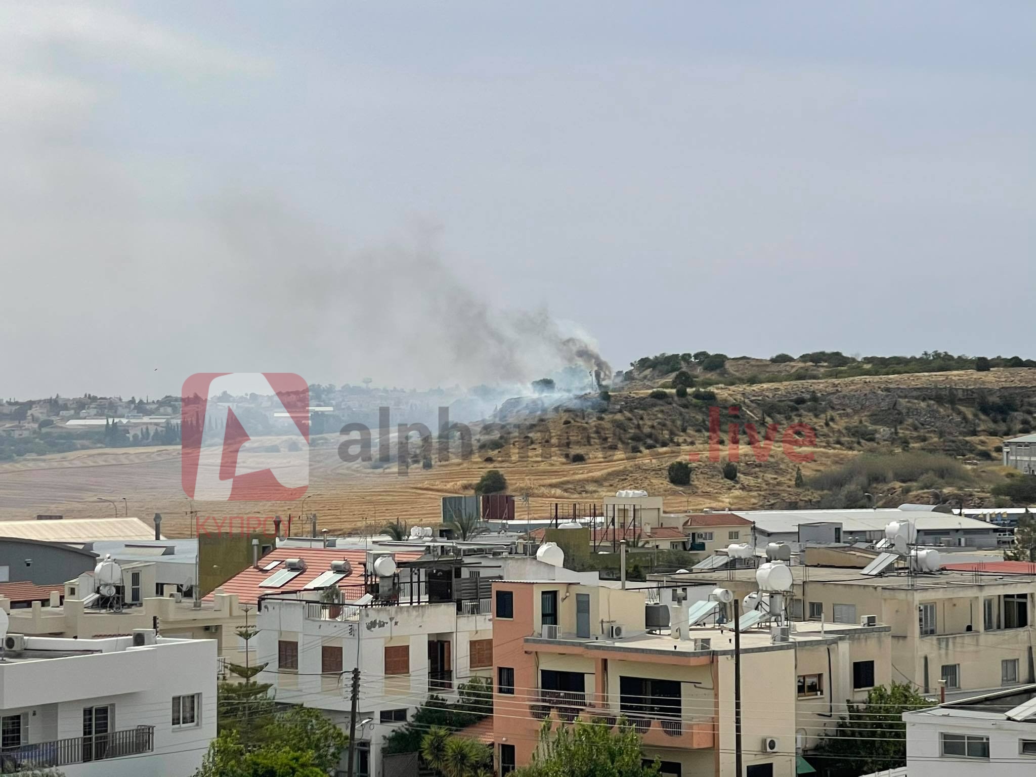 ΦΩΤΟ: Μάχη με δυο πύρινα μέτωπα στη Λευκωσία δίνει η Πυροσβεστική