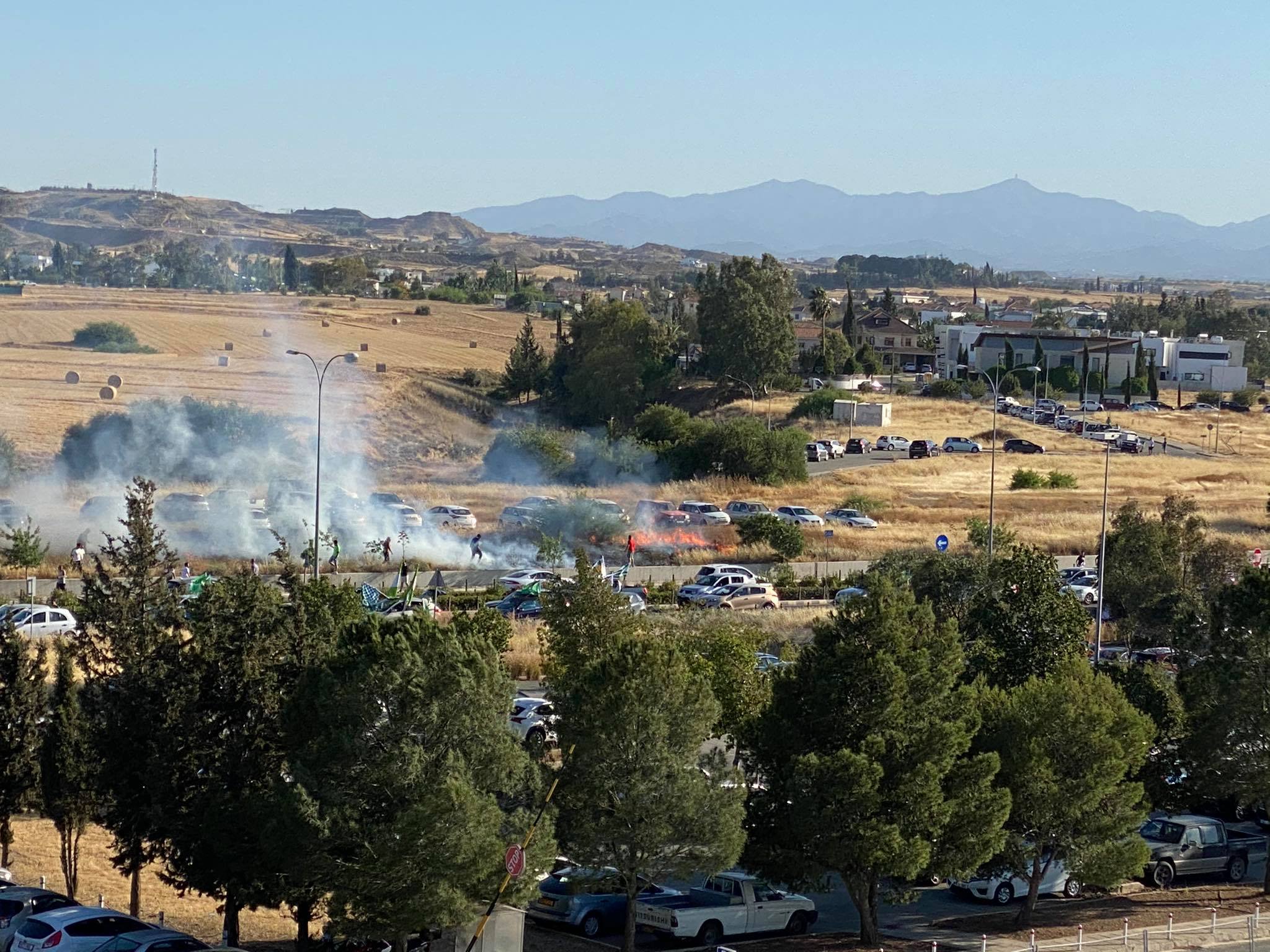 Στο πόδι η Πυροσβεστική: Φωτιές σε Γραμμικό, Ηλίας Πούλλος και κολυμβητήριο