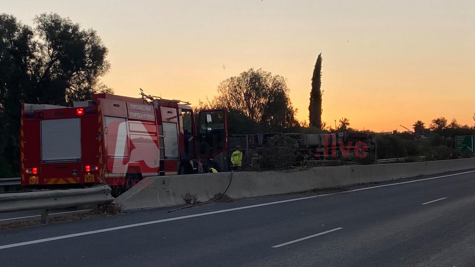 ΦΩΤΟ: Δυο τραυματίες από την ανατροπή φορτηγού στον αυτοκινητόδρομο