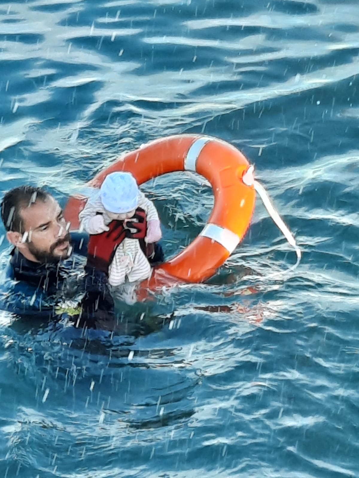 ΦΩΤΟ: Η συγκλονιστική στιγμή που αστυνομικός σώζει βρέφος από βέβαιο πνιγμό