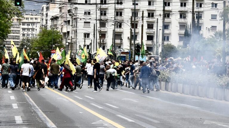 ΦΩΤΟ: Moλότοφ και ρίψεις μπογιάς σε κτίριο τράπεζας στο κέντρο της Αθήνας