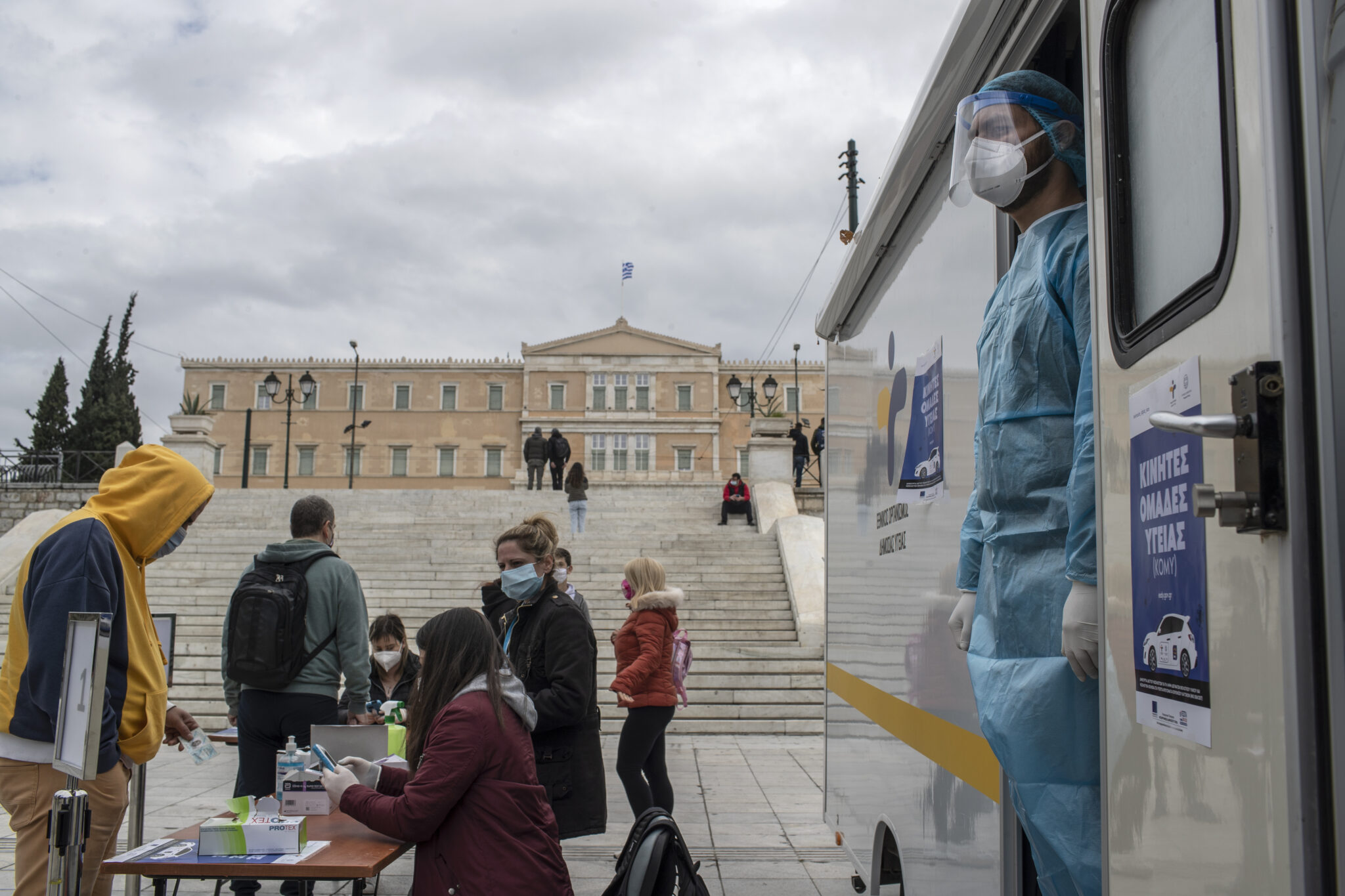 Κάτω από 1.000 τα νέα κρούσματα στην Ελλάδα, στους 416 οι διασωληνωμένοι