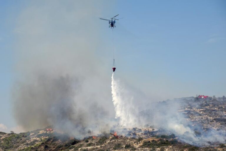 Μάχη από ξηράς και αέρος με τις πύρινες γλώσσες στα Κελοκέδαρα