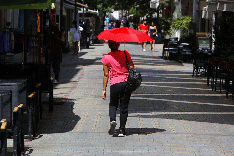 Δεν υποχωρεί ο καύσωνας, «κόλλησε» στα 40άρια ο υδράργυρος